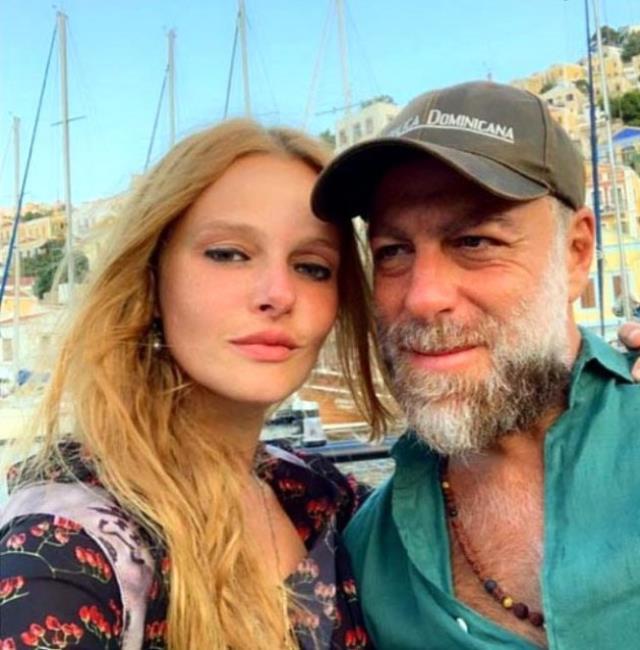 Oyuncu Naz Elmas ile Erol Özmandıracı tek celsede boşandı Oyuncu Naz Elmas ile Erol Özmandıracı tek celsede boşandı