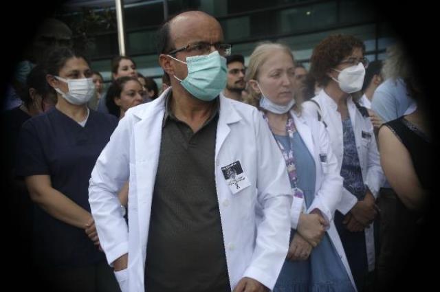 Sağlık çalışanları, doktor Ekrem Karakaya'nın öldürülmesi sonrasında birçok ilde protesto gösterisi düzenledi