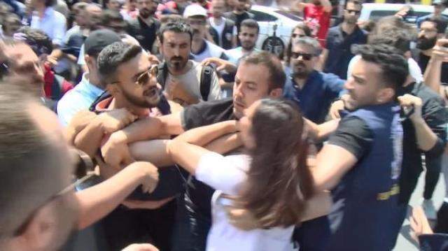 Sağlık çalışanları, doktor Ekrem Karakaya'nın öldürülmesi sonrasında birçok ilde protesto gösterisi düzenledi