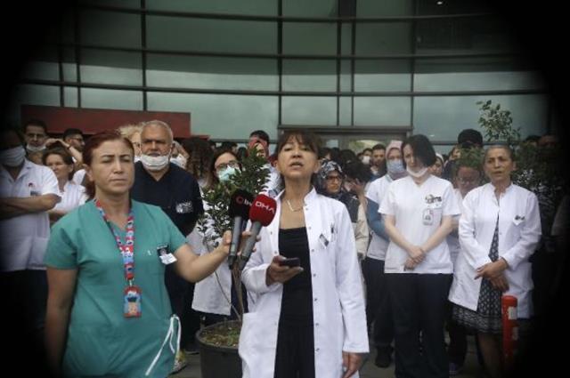 Sağlık çalışanları, doktor Ekrem Karakaya'nın öldürülmesi sonrasında birçok ilde protesto gösterisi düzenledi