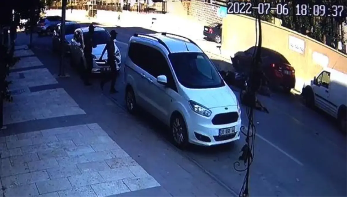 Yola kontrolsüz çıkan aracın neden olduğu zincirleme kazada faciadan dönüldü