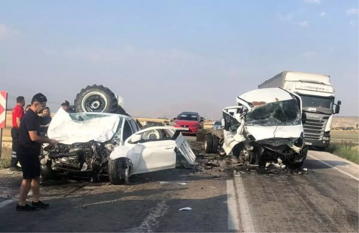 Karşı yönden gelen otomobil, traktör yüklü kamyonetle çarpıştı: 2 ölü, 1 yaralı