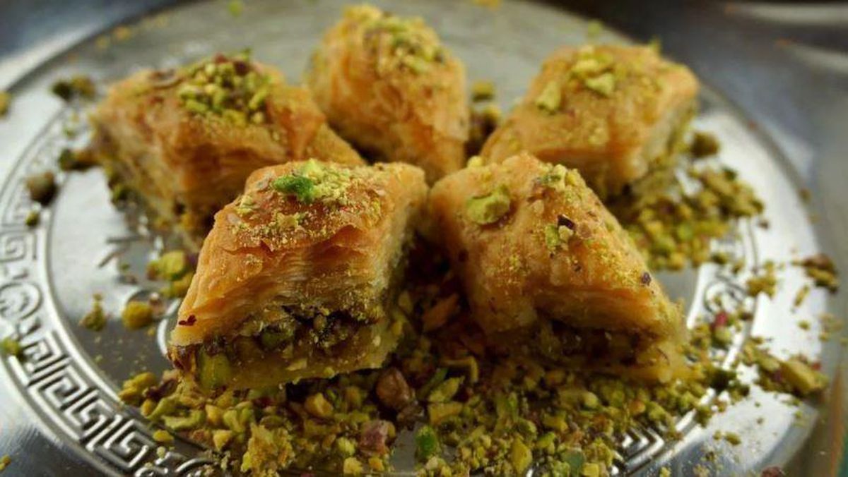 Baklava şerbeti ne zaman dökülür? Sıcak mı, soğuk mu dökülür? Baklava nasıl yapılır?