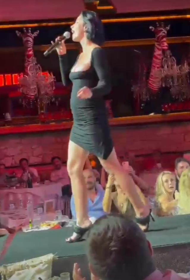 Biri Merve'yi durdursun! Yıldız Tilbe'nin sahnesine çıktı, herkes kulaklarını tıkadı Biri Merve'yi durdursun! Yıldız Tilbe'nin sahnesine çıktı, herkes kulaklarını tıkadı