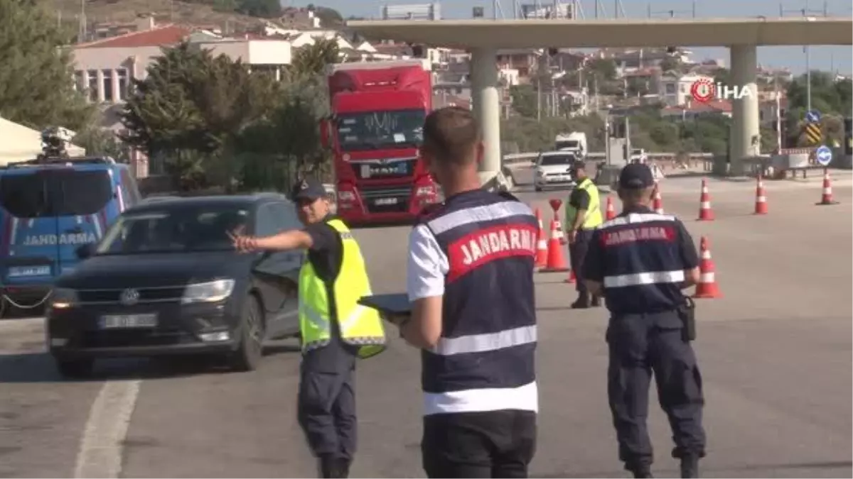 Çeşme'de tatilcilere çiçekli karşılama