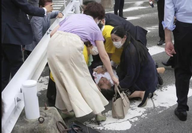 Eski Japonya Başbakanı Abe Şinzo, silahla vuruldu Eski Japonya Başbakanı Abe Şinzo, silahla vuruldu
