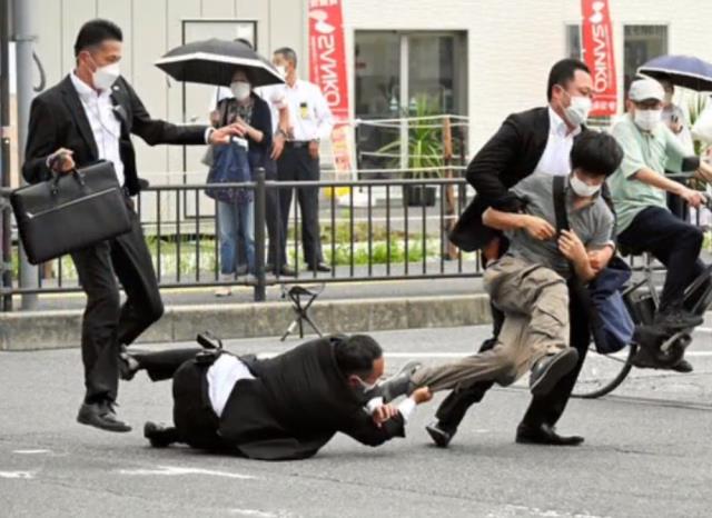 Eski Japonya Başbakanı Şinzo Abe, konuşma yaptığı sırada pompalı tüfekle vuruldu Eski Japonya Başbakanı Şinzo Abe, konuşma yaptığı sırada pompalı tüfekle vuruldu