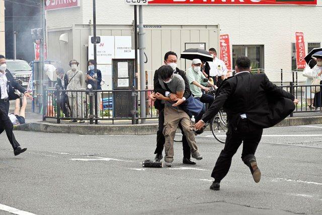 Eski Japonya Başbakanı Şinzo Abe, silahla vuruldu Eski Japonya Başbakanı Şinzo Abe, silahla vuruldu