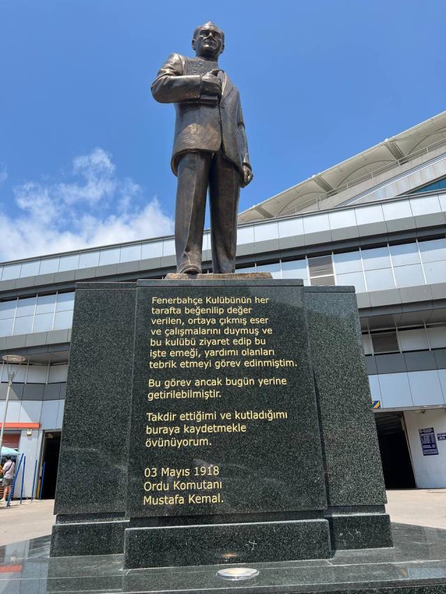 Fenerbahçe'den dev Atatürk heykeli! Ülker Stadı'nın önüne yerleştirildi