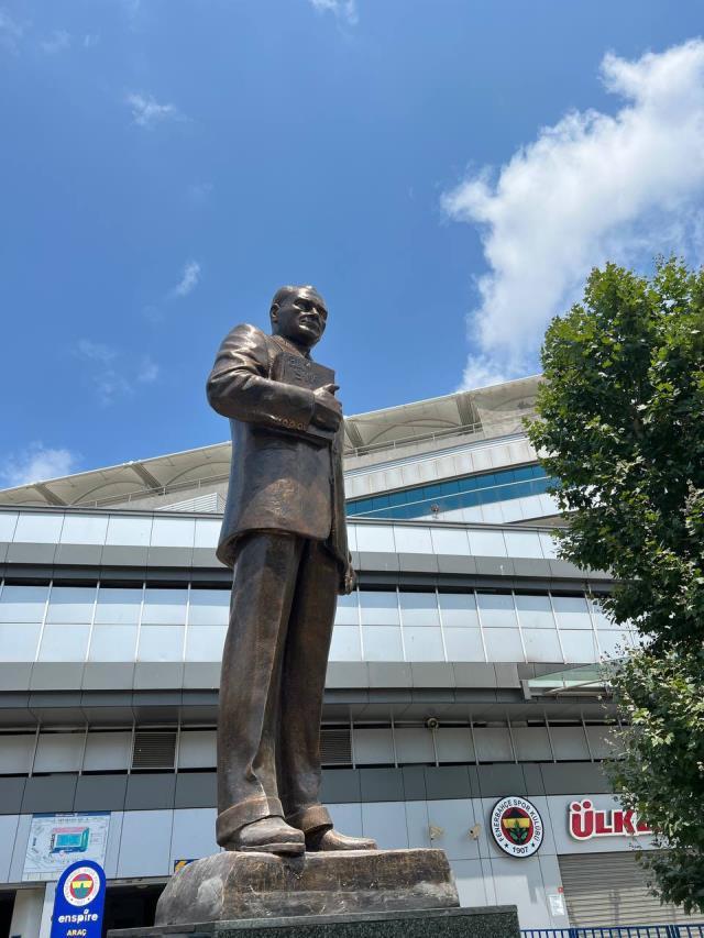 Fenerbahçe'den dev Atatürk heykeli! Ülker Stadı'nın önüne yerleştirildi