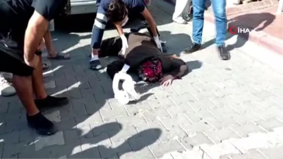 Geri geri gelen otomobil eczaneden çıkan kadına çarptı