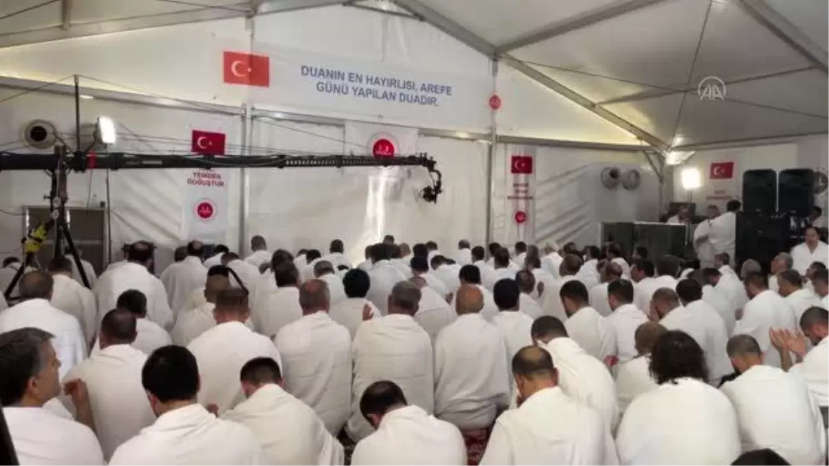 Hacı adayları, Arafat'ta vakfe duasına durdu