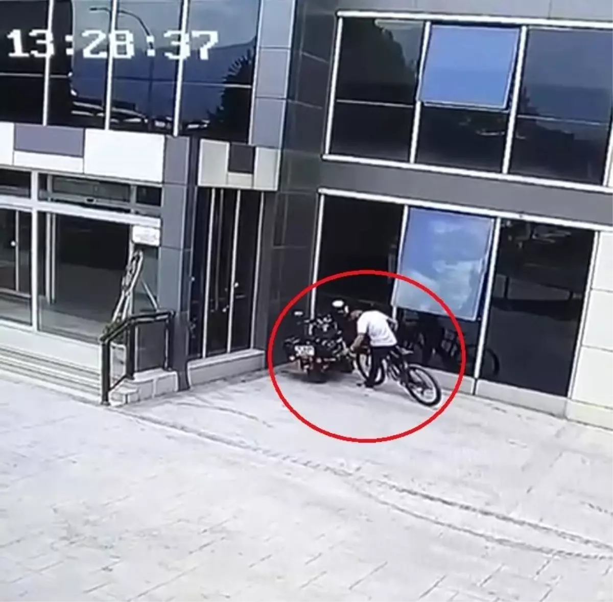 Hırsızlık yapmak isterken fark edilince arkasına bile bakmadan kaçtı...O anlar kamerada