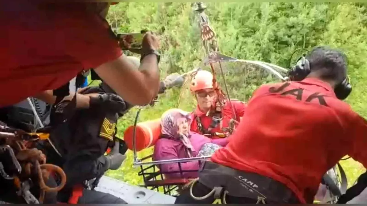 Jandarma ekipleri sel bölgesinde vatandaşların yardımına böyle koştu
