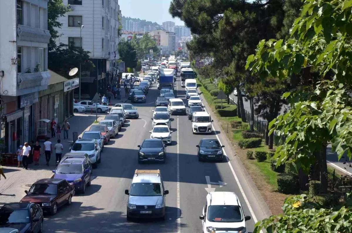 Karadeniz Sahil Yolu'nda bayram yoğunluğu
