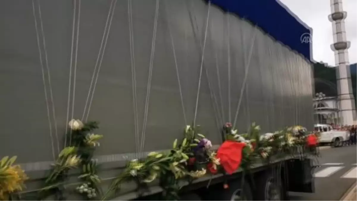 Son dakika haber! Potoçari Anıt Mezarlığı'na ulaşan Srebrenitsa kurbanlarının cenazeleri gözyaşlarıyla karşılandı