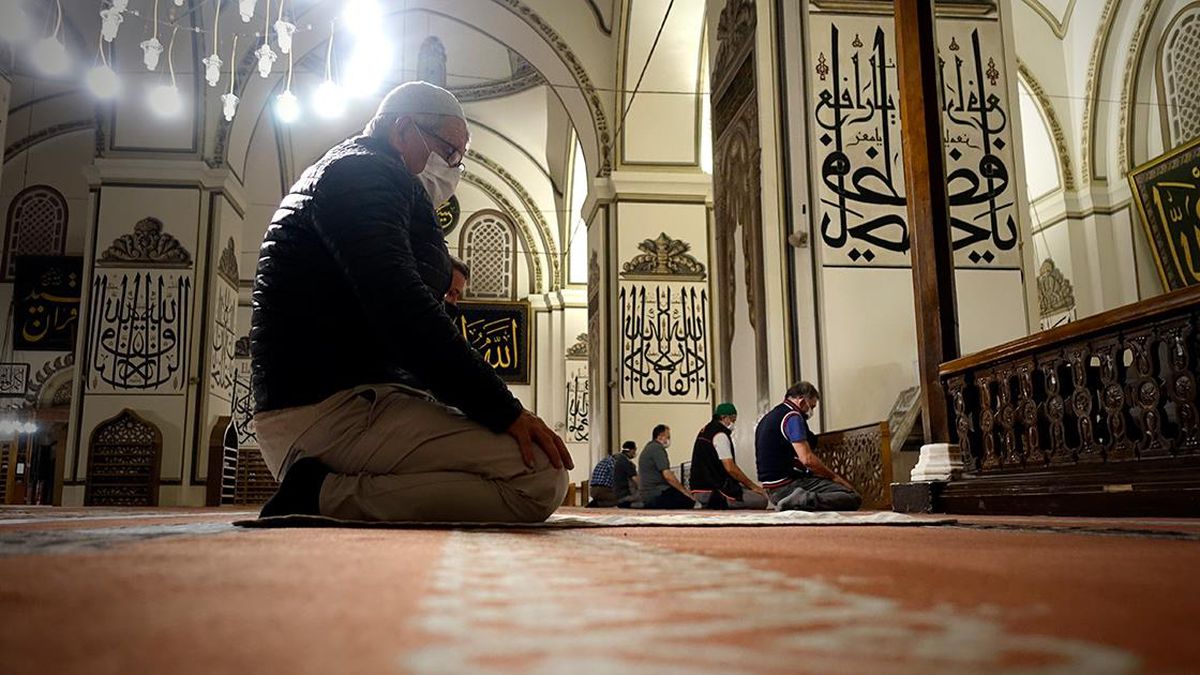 Teşrik tekbiri namazda ne zaman getirilir? Teşrik tekbiri selamdan sonra mı getirilir? Teşrik tekbiri ne kadar okunur?