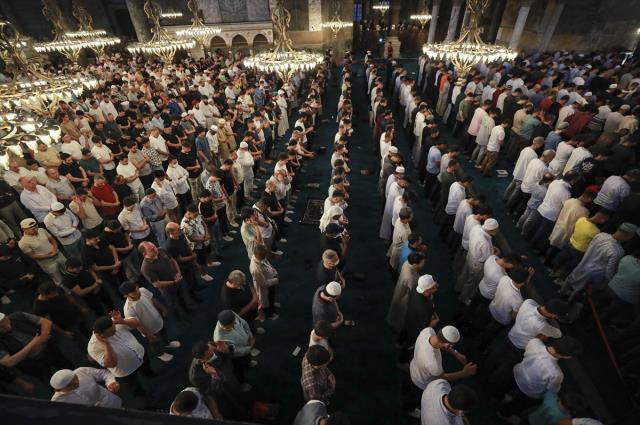 Binlerce kişi Kurban Bayramı namazı için Ayasofya'yı Kebir Camii'ne akın etti