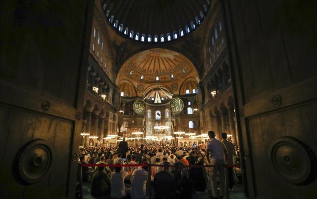 Binlerce kişi Kurban Bayramı namazı için Ayasofya'yı Kebir Camii'ne akın etti
