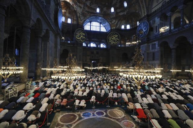 Binlerce kişi Kurban Bayramı namazı için Ayasofya'yı Kebir Camii'ne akın etti