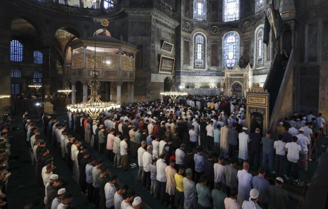 Binlerce kişi Kurban Bayramı namazı için Ayasofya'yı Kebir Camii'ne akın etti