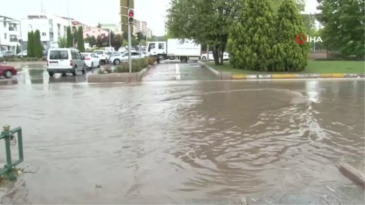 Eskişehir'de sağanak yağış kabusu: Mahsur kalan çocuğu sırtında taşıyarak karşıya geçirdi