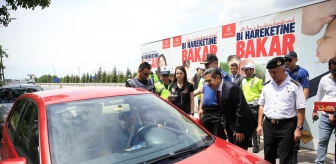 Kırklareli Valisi Birol Ekici, trafik denetiminde durdurulan sürücülerle bayramlaştı