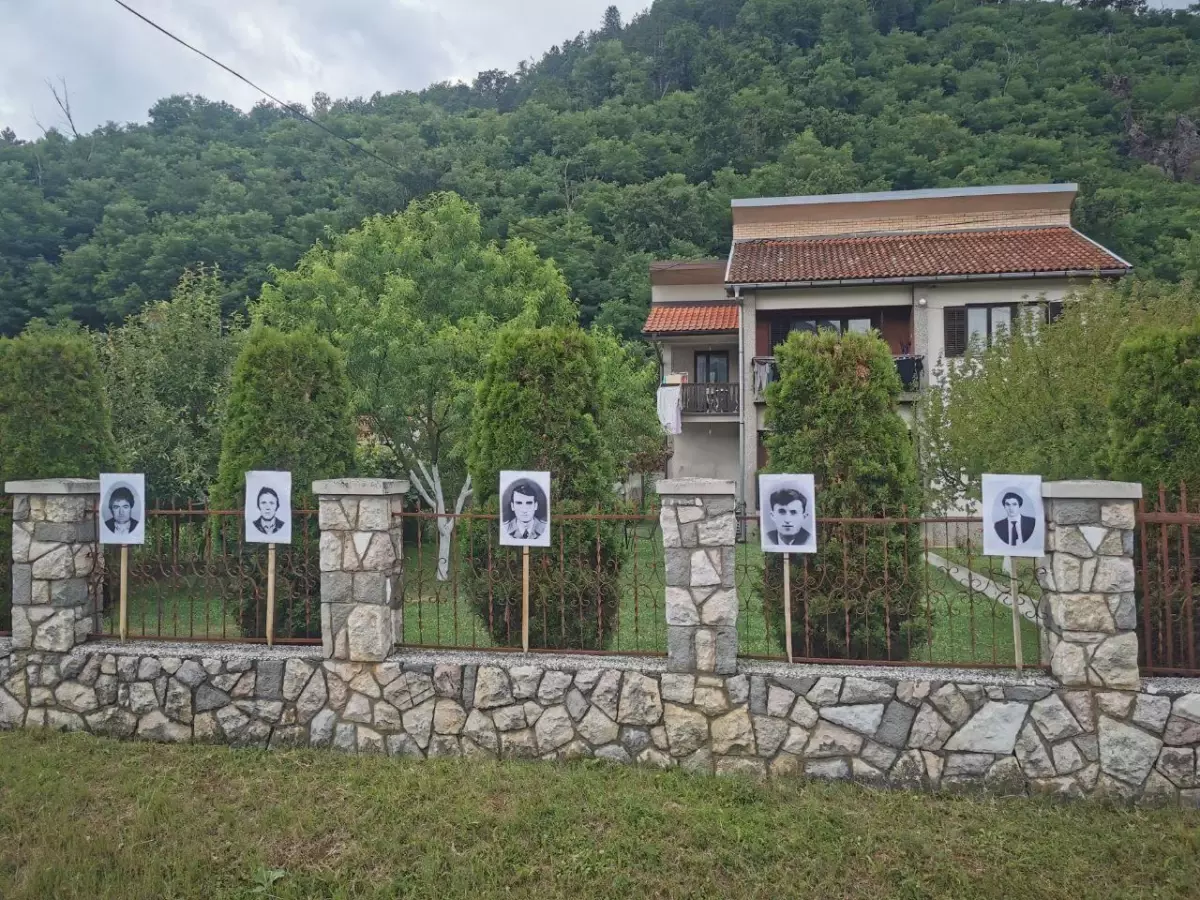 Son dakika... Sırp askerlerinin fotoğraflarının yerleştirildiği Srebrenitsa'da Müslümanlara provokasyon