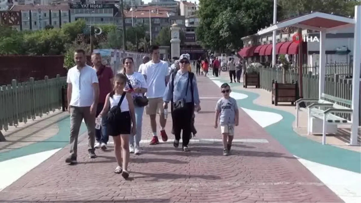 Tekirdağ'da bayram yoğunluğu: Rüzgara rağmen sahillere akın ettiler