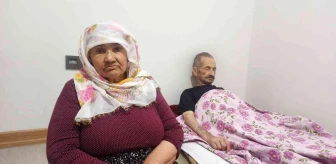 77 yaşındaki Elife teyze, yerinden kalkamayan eşini bir an olsun yalnız bırakmıyor