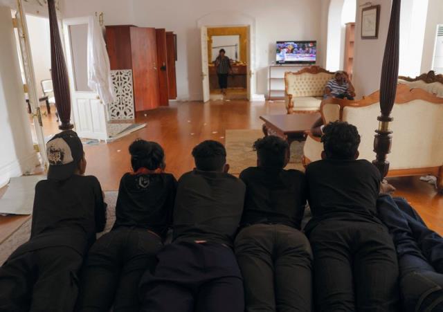 Devlet başkanının sarayını işgal eden göstericiler konuştu: İstifalar gelmeden burayı terk etmeyeceğiz