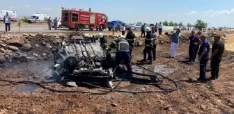 Devrildikten sonra alev alan otomobildeki aynı aileden 2'si çocuk 4 kişi hayatını kaybetti