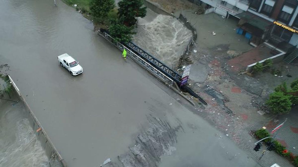 Sağanak sonrası İstanbul ve Ankara'da birçok ev ve iş yerini su bastı