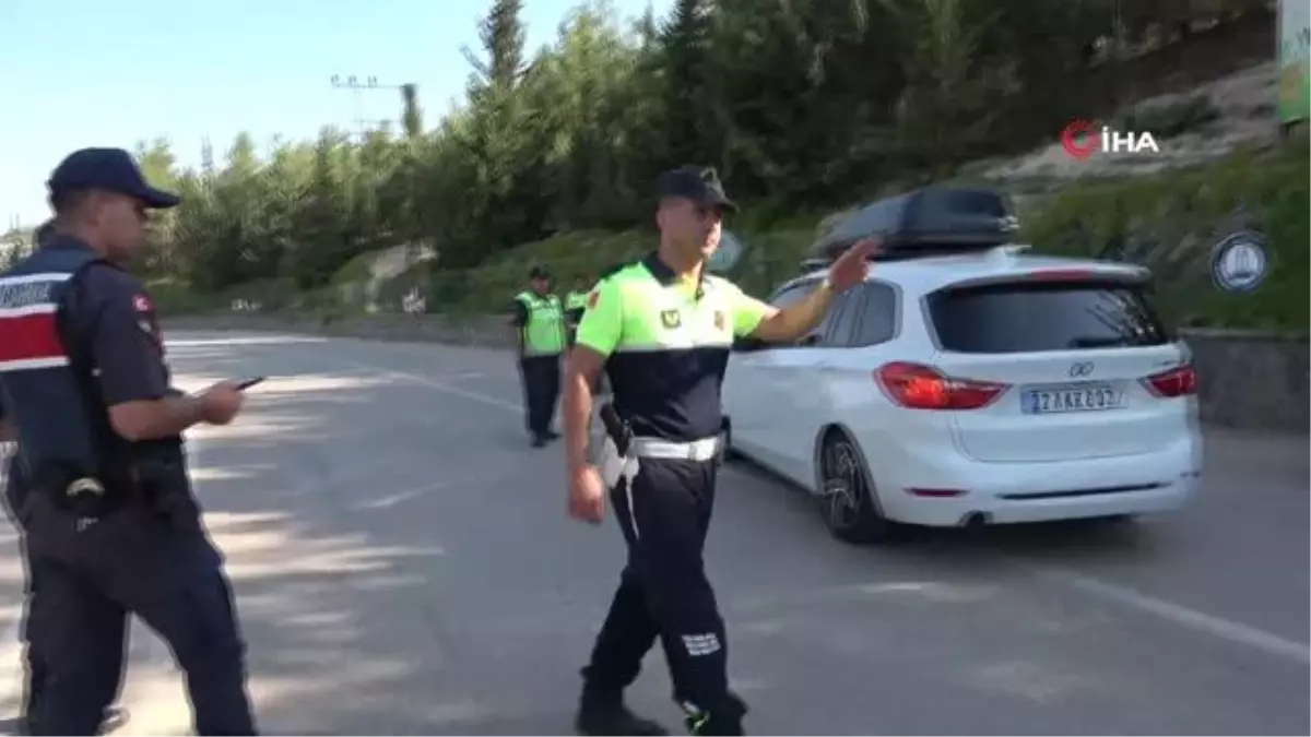 Jandarmanın kasksız sürücülere ceza yerine kask hediyesi şaşırttı