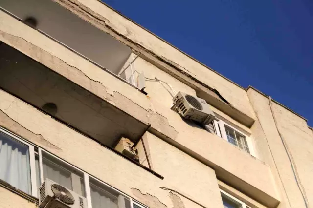 Kafede kahve içerken üzerlerine apartmandan beton parçaları düştü 1'i ağır 2 yaralı