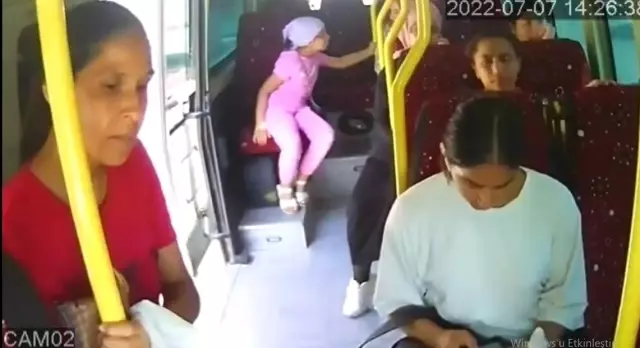 Minibüsten düşen kadın hayatını kaybetti: O anlar kamerada