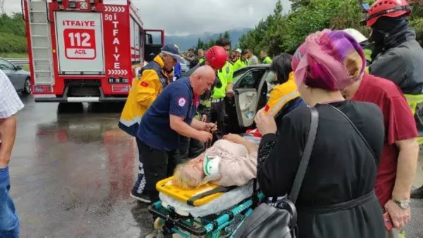 Oto kurtarıcıdan düşen araca, otomobil çarptı: 1 ölü, 4 yaralı