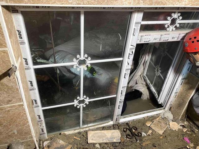 Selin vurduğu Esenyurt'ta bodrum katta mahsur kalan yabancı uyruklu 2 kişiyi vatandaşlar kurtardı