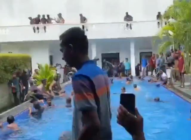 Sri Lanka'da başkanlık sarayını işgal eden protestocular, binanın içinde tomar tomar para buldu