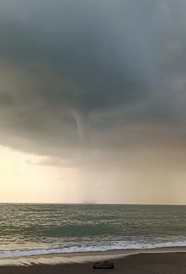 Düzce'de görülen hortum panik yarattı! Görenler cep telefonlarına sarıldı
