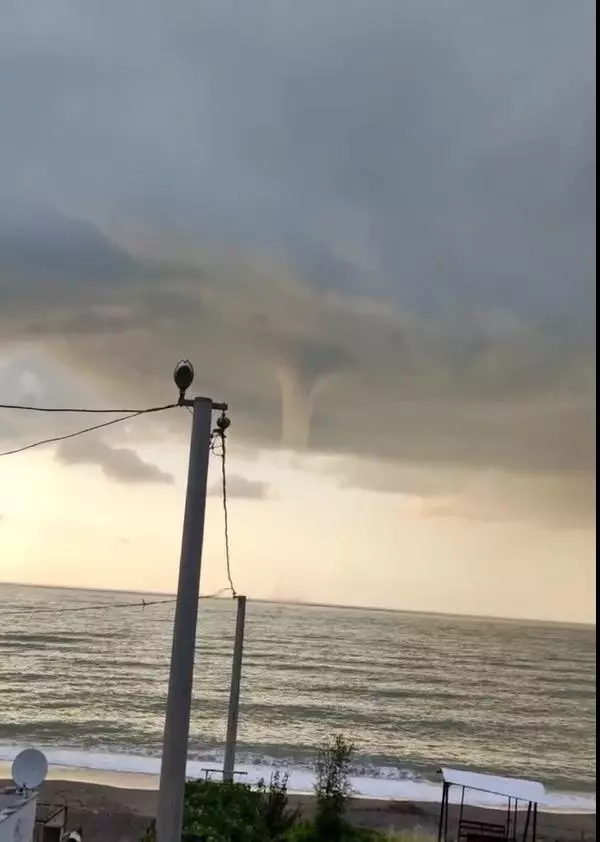 Düzce'de görülen hortum panik yarattı! Görenler cep telefonlarına sarıldı