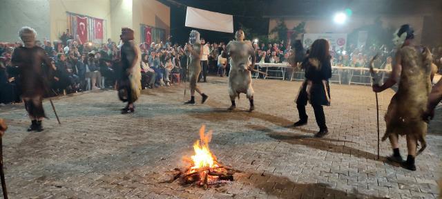 Bursa'da bir garip gelenek: Kestikleri kurbanların derisini giyip ateşin etrafında dönüyorlar