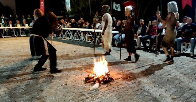 Bursa'da bir garip gelenek: Kestikleri kurbanların derisini giyip ateşin etrafında dönüyorlar