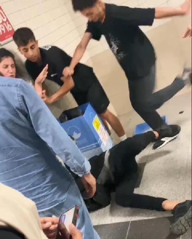 Metro istasyonunda kadınların fotoğrafını çeken yabancı uyruklu şahıs feci şekilde dövüldü Metro istasyonunda kadınların fotoğrafını çeken yabancı uyruklu şahıs feci şekilde dövüldü