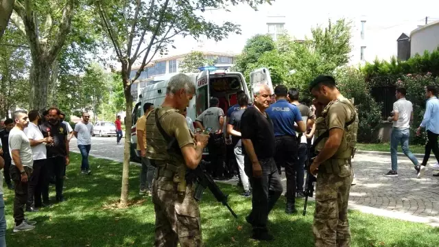 Taksim'de bir genç bileğini kesti