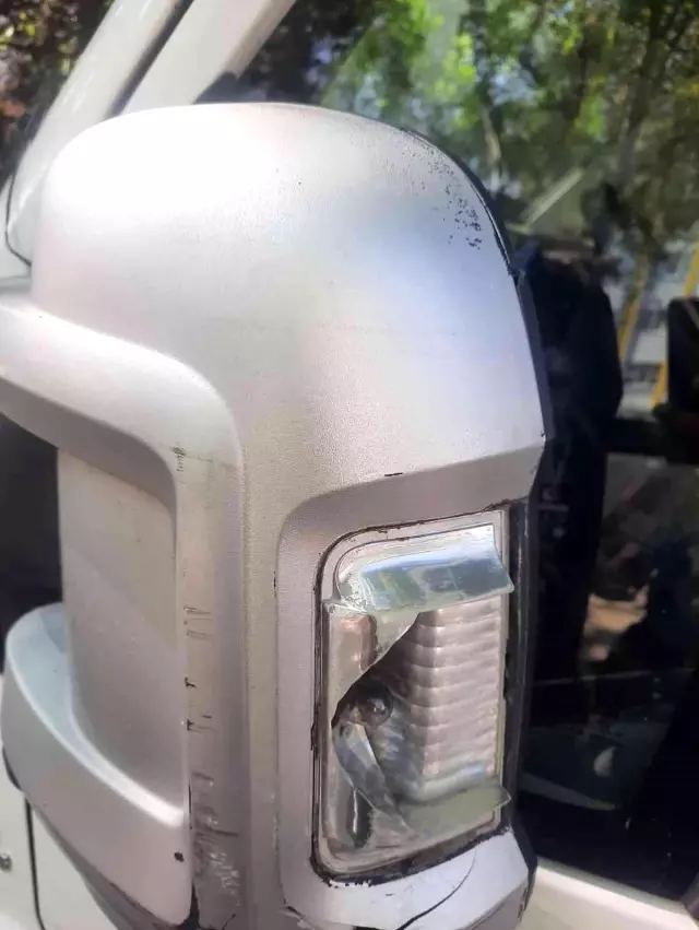 Otomobilinde 2 bin 300TL'lik hasar olan vatandaş kapısında 10 TL ve bir de not bulunca öylece kalakaldı