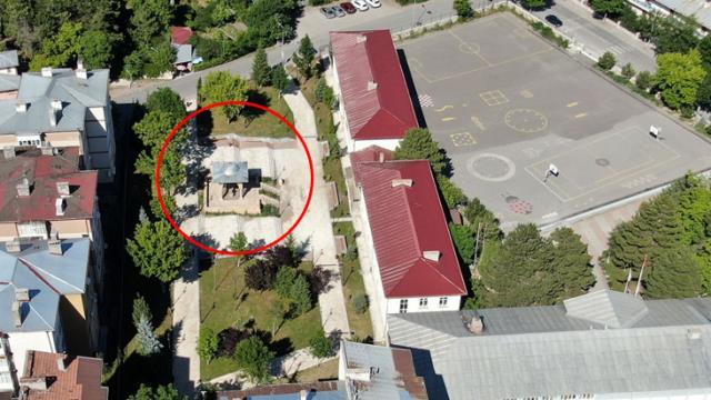 Adına devlet kuruldu, günümüzde kabri binalar arasında kayboluyor