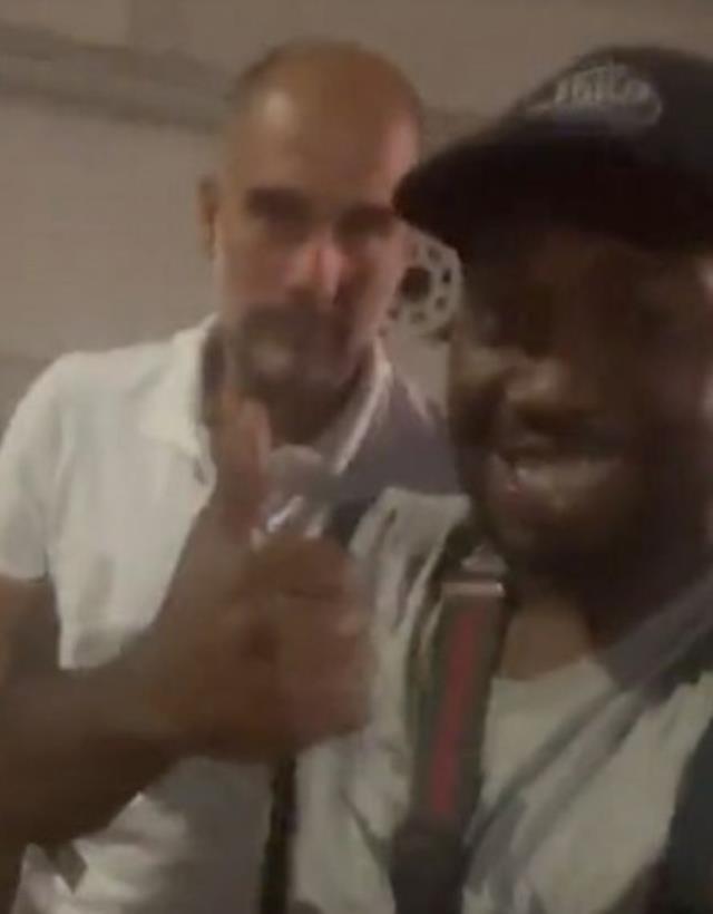 Bir taraftar Guardiola'yı bağırarak takip etti! Tecrübeli hocanın gergin anları kameralara yansıdı Bir taraftar Guardiola'yı bağırarak takip etti! Tecrübeli hocanın gergin anları kameralara yansıdı