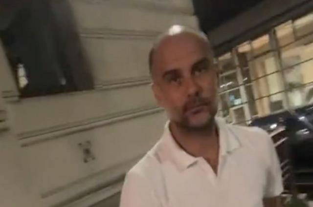 Bir taraftar Guardiola'yı bağırarak takip etti! Tecrübeli hocanın gergin anları kameralara yansıdı Bir taraftar Guardiola'yı bağırarak takip etti! Tecrübeli hocanın gergin anları kameralara yansıdı