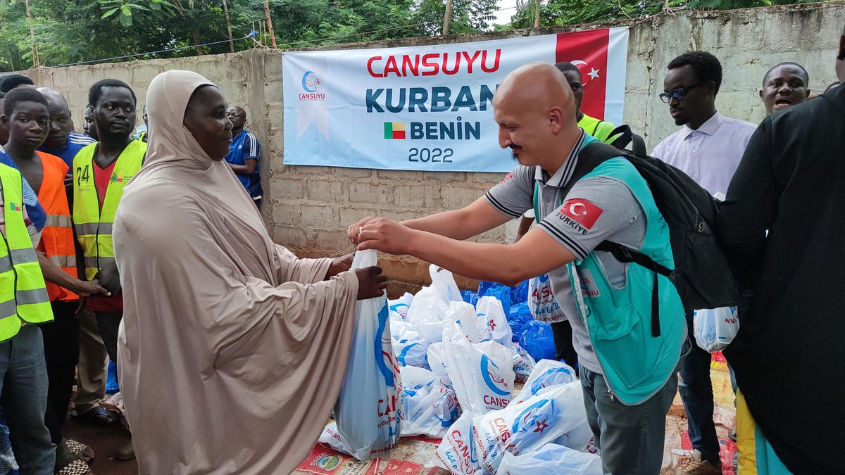 Cansuyu Benin'de 20 bin aileye kurban eti ulaştırdı